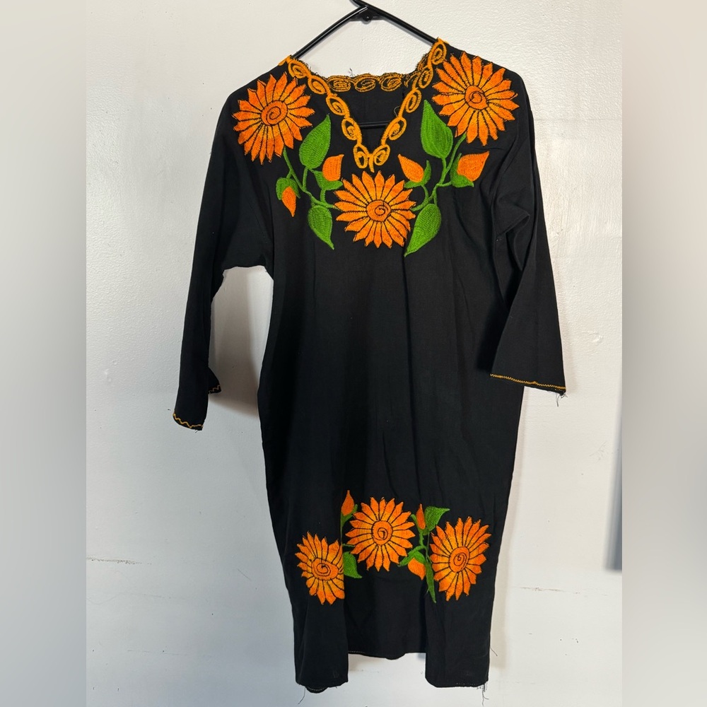 NWOT- Artesanal dress Black  Whit  beautiful  sunflowers Embroidered.